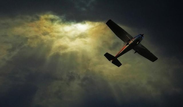 İnişe geçen uçaktaki pilotları silahla vurdular