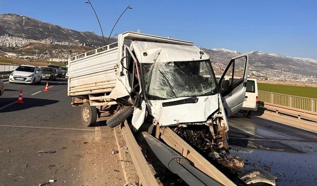 Kahramanmaraş’ta kamyonet bariyere ok gibi saplandı