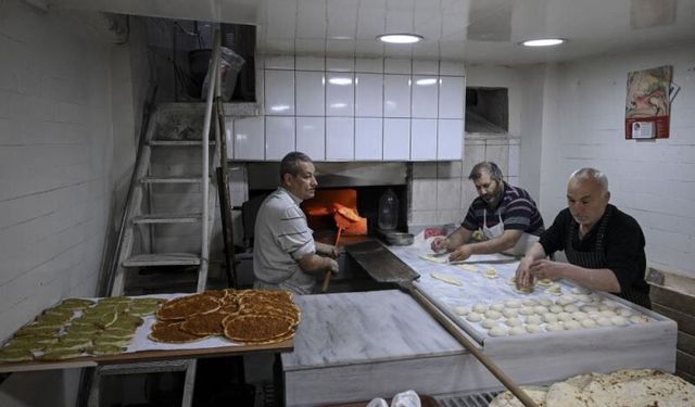 Ramazan Bereketi Fırınlara Yansıdı: Tarihi Saraçhane Fırını’nda Yoğun Mesai