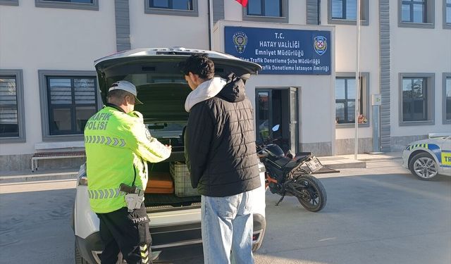 Trafikte akrobatik hareketler yapan motosikletliye 46 bin lira ceza kesildi