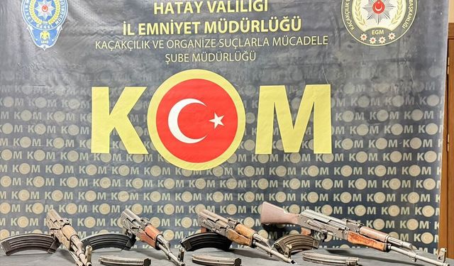 Hatay'da bir araçta çuval içerisinde 4 kalaşnikof tüfek ele geçirildi
