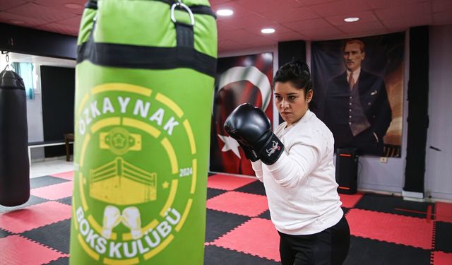 Ringe çıkan Adanalı kadınlar hem stres atıyor hem savunma tekniklerini öğreniyor