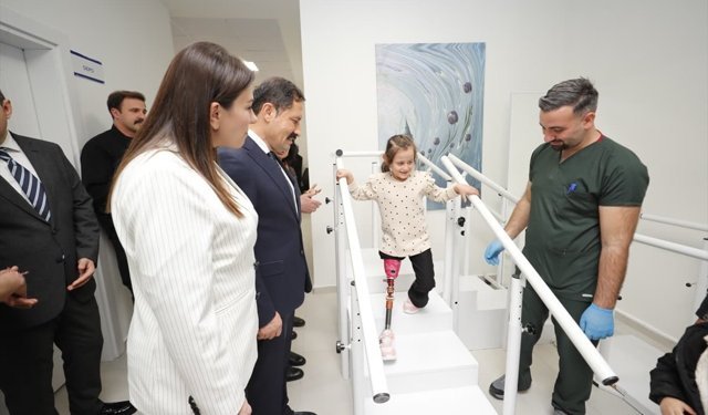 Hatay'da depremde bacağını kaybeden 7 yaşındaki Zeynep proteziyle yeniden yürüdü
