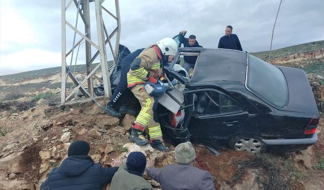 Hatay'da elektrik direğine çarpan otomobilin sürücüsü hayatını kaybetti