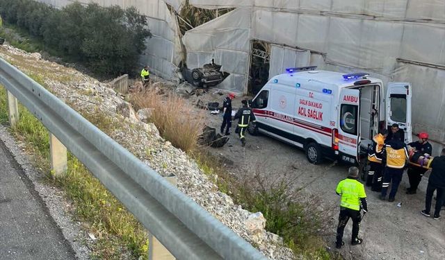 Alanya'da muz serasına devrilen otomobildeki 1 kişi öldü, 1 kişi yaralandı