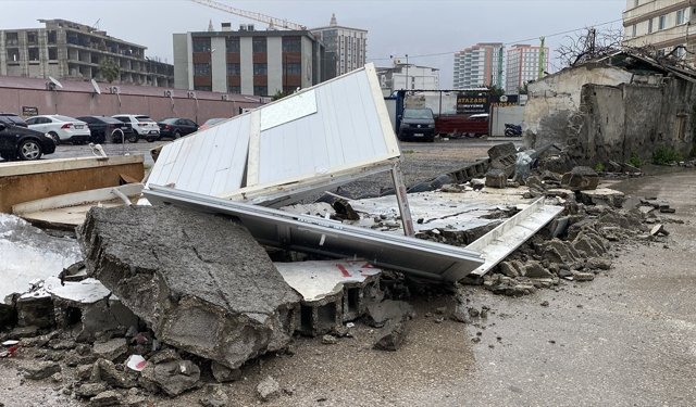 Hatay'da şiddetli rüzgar hayatı olumsuz etkiledi