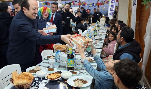 AFAD Başkanı Pehlivan, Hatay'da depremzede çocuklarla iftar yaptı