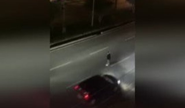 Alanya'da akan trafikte yol ortasında bekleyen kadın tehlike oluşturdu
