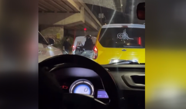 Adana'da aracına çarpan sürücüye sopayla saldırmaya çalışan taksici tutuklandı