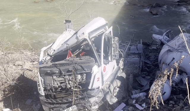 Köprüden düşen beton mikserinin sürücüsü ağır yaralandı