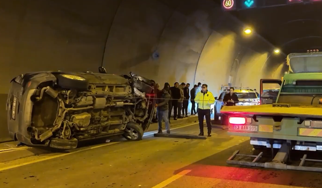 Tünelde hafif ticari araçla çarpışan otomobildeki 2 kişi yaralandı