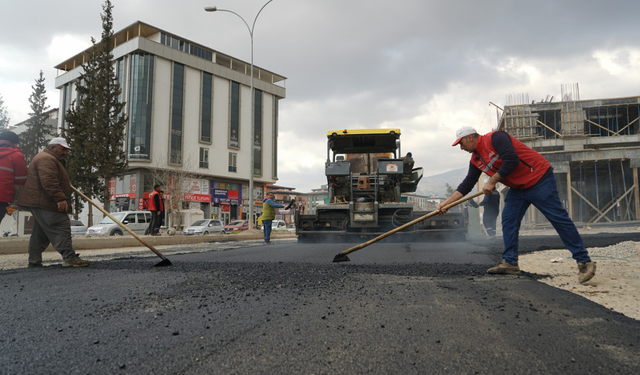 Büyükşehir, Dulkadiroğlu’nda Asfalt Mesaisini Sürdürüyor