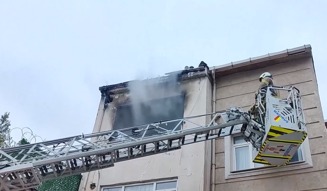Fatih'te apartmanda çıkan yangına itfaiye ekiplerince müdahale ediliyor
