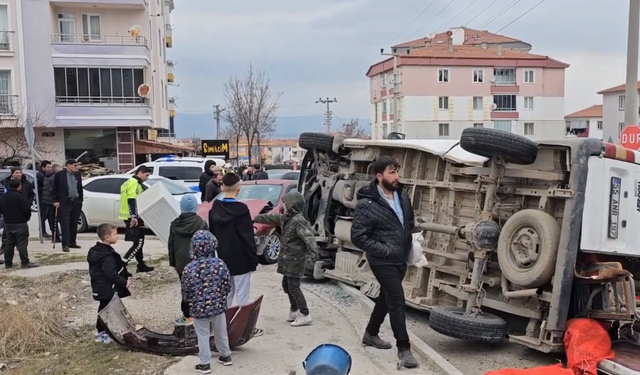 Tarım işçilerini taşıyan minibüs ile otomobil çarpıştı 5 kişi yaralandı
