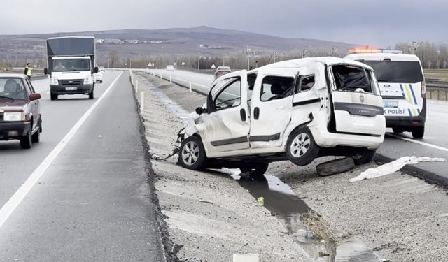 Sivas'ta tır ile hafif ticari aracın çarpıştığı kazada 1 kişi ağır yaralandı