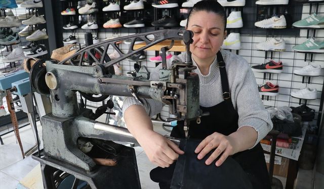 Eşine yardım için başladığı ayakkabı tamirciliğinde usta oldu