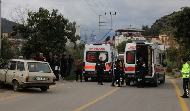 Mersin'de elektrik direğine çarpan otomobildeki 2 kişi yaralandı