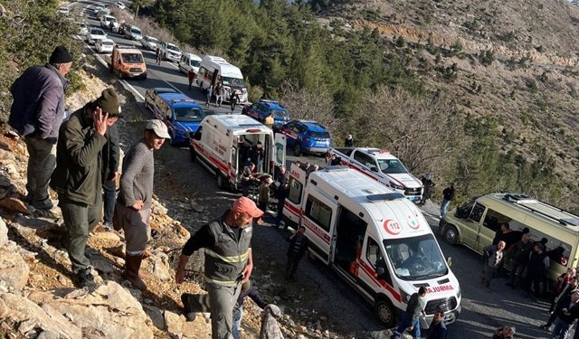 Mersin'de tarım işçilerini taşıyan minibüsün şarampole yuvarlanması sonucu 2 kişi öldü, 12 kişi yaralandı