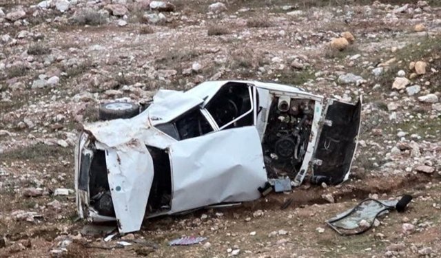 Siirt'te devrilen otomobildeki 3 kişi yaralandı