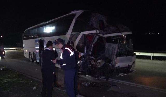 Amasya'da yolcu otobüsü ile tır çarpıştı: 11 yaralı