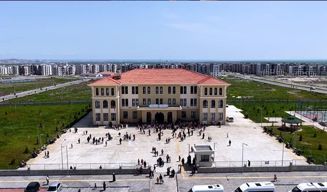 Depremzede Çocuklar Yeni Okullarında İlk 23 Nisan’ı Kutladı