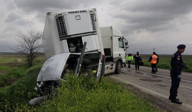 Adana'da tırla çarpışan otomobilin sürücüsü öldü
