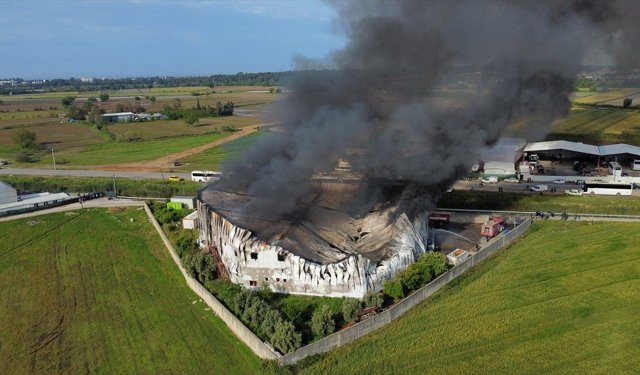 Antalya'da patates cipsi üretim tesisinde çıkan yangın söndürüldü