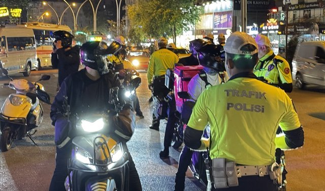 Adana'da denetimlerde 5 motosiklet trafikten men edildi