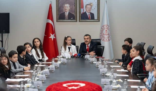 Bakan Yusuf Tekin, 23 Nisan’da Koltuğunu 11 Yaşındaki Defne'ye Devretti!