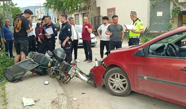 Adana'da otomobil ile çarpışan motosikletin sürücüsü ağır yaralandı