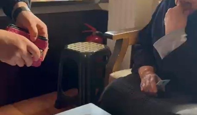 Antalya'da zabıtaların pazarda bulduğu cüzdan sahibine ulaştırıldı