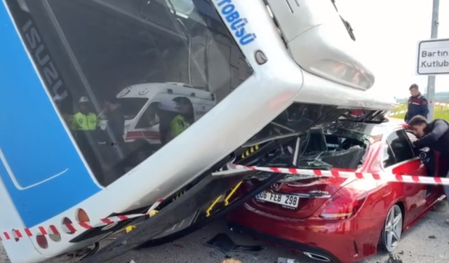 Bartın'da halk otobüsü otomobilin üzerine devrildi, 44 üniversite öğrencisi hastaneye kaldırıldı!