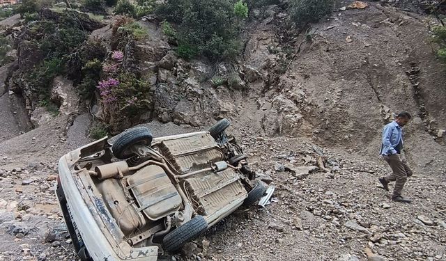 Gaziantep'te dere yatağına devrilen otomobilin sürücüsü yaralandı