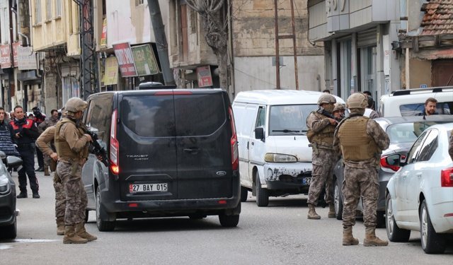 Gaziantep'te rehin aldığı 3 kişiden birini yaralayan firari hükümlü operasyonla yakalandı