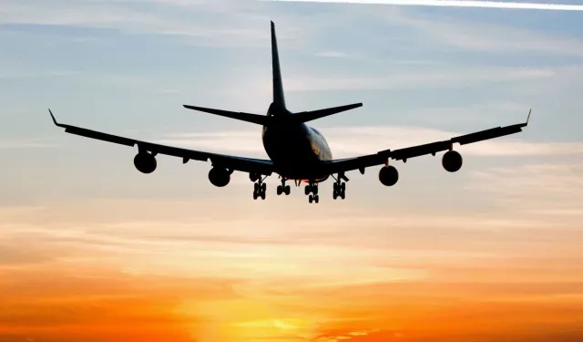 Antalya'da pilotu rahatsızlanan uçak acil iniş yaptı