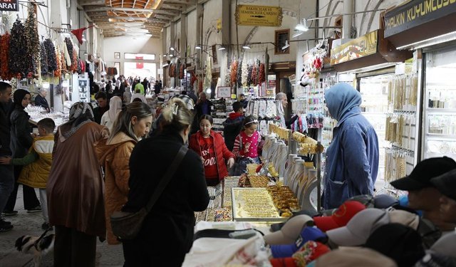 Hafta sonunda vatandaşlar çarşıya akın etti