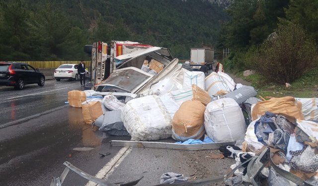 Mersin'de otoyolda devrilen tır ulaşımı aksattı