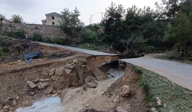 Mersin'de sağanak nedeniyle mahalle yolunda çökme yaşandı