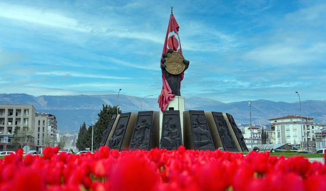 Kahramanmaraş Çiçek Açtı; Kavşaklarda Görsel Şölen Oluştu!