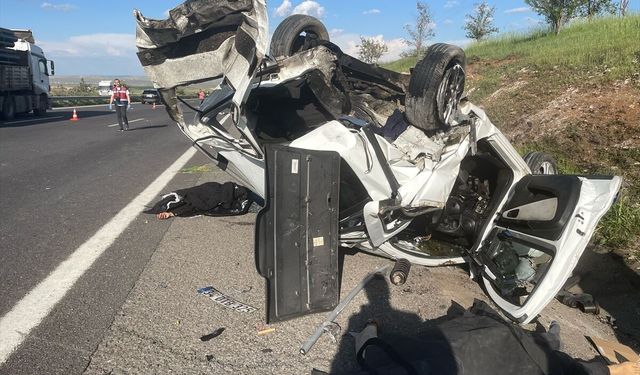 Şanlıurfa'da otomobil ile hafif ticari aracın çarpıştığı kazada 3 kişi öldü, 5 kişi yaralandı