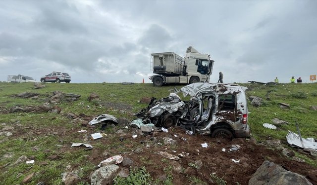 Şanlıurfa'da tır ile çarpışan hafif ticari araçtaki 2 kişi öldü