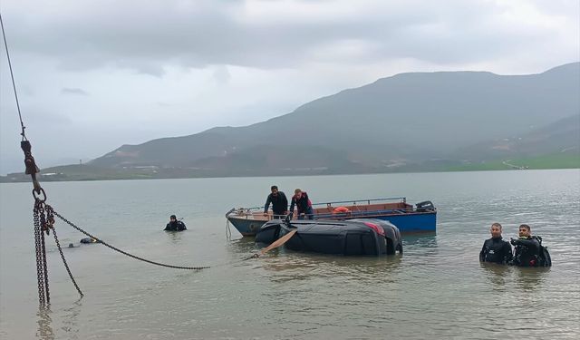 Siirt'te el freni çekilmeyen otomobil Botan Çayı'na düştü