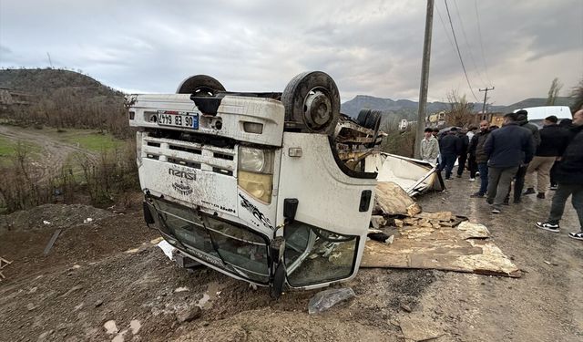 Şırnak'ta kamyonetin yayaya çarpıp devrildiği kazada 2 kişi yaralandı