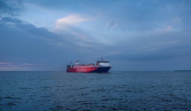 Hürmüz Boğazı’nda 2 gemiye ateş açıldı!