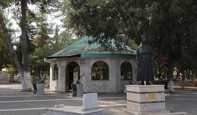 Kahramanmaraş’ta Türbedeki Heykeli Yakmaya Çalışan Şüpheli Gözaltına Alındı!