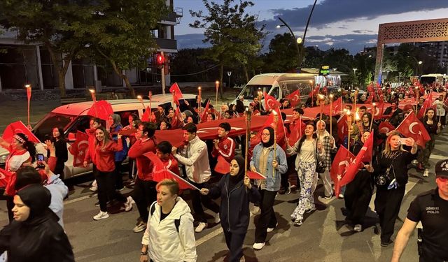 Kahramanmaraş'ta 19 Mayıs Coşkusu! Yüzlerce Kişi Fener Alayı ve Bayrak Yürüyüşüne Akın Etti