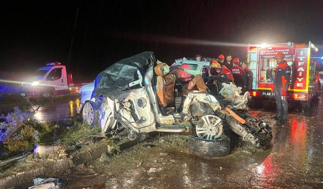 Uşak'ta zincirleme trafik kazasında 4 kişi hayatını kaybetti