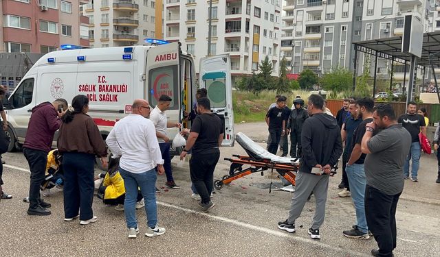 Adana'da hafif ticari aracın çarptığı motosikletteki 2 kişi yaralandı