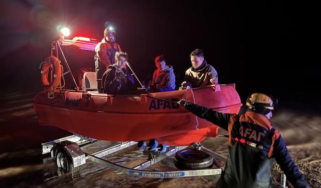 Kayseri'de gölette mahsur kalan 3 genç AFAD tarafından kurtarıldı