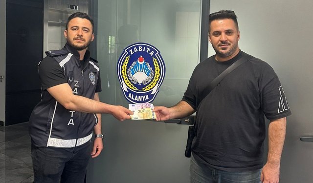 Alanya'da yolda bulunan 700 avro sahibine teslim edildi